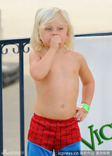 组图：史蒂芬妮携两潮仔游园 祖玛化身贪吃蜘蛛侠