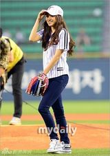 组图：A-pink孙娜恩担任开球嘉宾引男球员围观