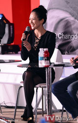 组图：章子怡李长东导演出席釜山电影节活动