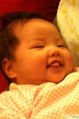 组图：朱茵出书秀爱女近照 一岁小千金接任女神