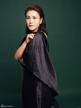 组图：王茜黑色丝绸长裙御姐范儿足