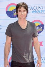 组图：《吸血鬼日记》剧组亮相 “卡洛琳”黄裙最夺目