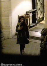 组图：李嘉欣素颜现身街头 两颊深陷显老态