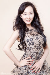 组图：《黄金大劫案》女一程媛媛甜美气质写真