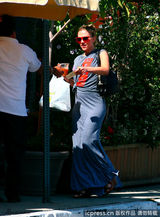 组图：斯嘉丽-约翰逊紧身长裙秀凹凸身材