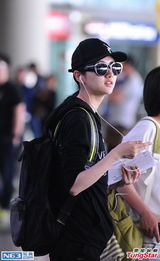 组图：景甜素颜墨镜现身机场 外籍帅哥同行