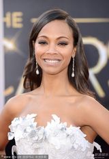 组图：阿凡达女郎佐伊-索尔达娜白色美裙亮相