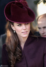 高清图：英国王室圣诞节现身教堂凯特帽子抢眼