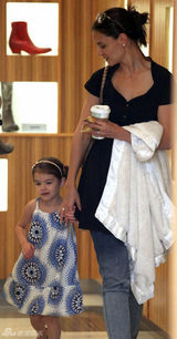 高清组图：可爱苏瑞扎小辫穿花裙和妈妈逛街 