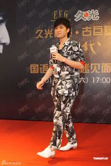 组图：古巨基上海签售新专辑 与粉丝近距离接触