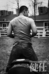 组图：硬汉邵兵登封面 马场大片成熟颓废