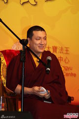 组图：胡敏珊现身佛教盛典 赌王千金何超雄同场