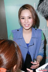 组图：阿娇穿性感裤袜亮相 羡慕蔡依林恋情稳定