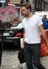 组图：罗伯特-帕丁森穿白T恤随性范见媒体