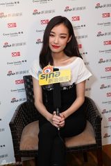 组图：新浪娱乐明星街拍盛典对话倪妮
