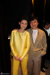 组图：陈燃着“柠檬装”清新可人 与成龙共同剪彩