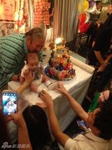 组图：洪天明为子摆百日宴 洪金宝幸福抱乖孙