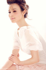 组图：石小群淡雅写真曝光 纯美女神沉淀中绽放