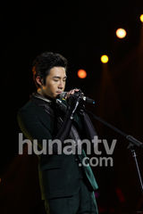 高清图：俞灏明湖南跨年夜复出献唱 表情坚毅