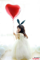 组图：吴丹妮创作曲获肯定 中秋扮玉兔甜美