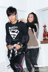 高清图：罗志祥与歌迷互动 被“新娘抱”乐翻粉丝 