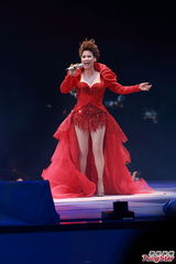 组图：甄妮香港个唱开幕 低胸热舞秀豪乳