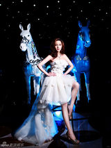 组图：甘婷婷时装大片演绎歌声魅影