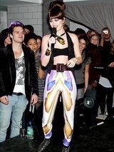 幻灯：莉顿-梅斯特搞变妆 众星出席蒂姆伯顿艺术展