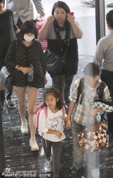 组图：贾静雯素颜口罩携爱女现身 女儿调皮可爱