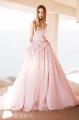 组图：Vera Wang婚纱2012系列 浪漫白色VS甜美粉色