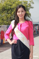 组图：候选中华小姐背景雄厚 徐少强之女曾志伟护航