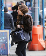 组图：Gaga步行去瑜伽治疗 坐轮椅众人护驾