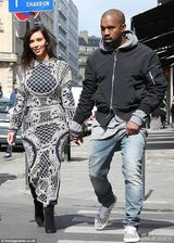 组图：卡戴珊携老公街头秀甜蜜 粽子装难掩肉感