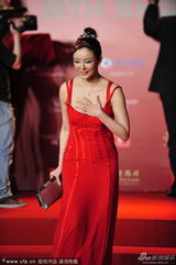 组图：彭丹艳红长裙亮相 丰胸纤腰性感勾魂
