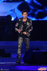 组图：中歌榜演唱会 周杰伦牵手章子怡