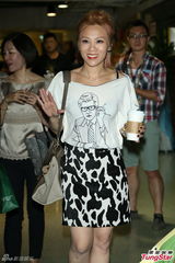 组图：李宗盛桃红衬衫开唱 称林忆莲唱得更好