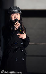 组图：杨钰莹卫视春晚彩排甜笑迷人 透露将出专辑