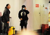 组图：张卫健黑衣黑超口罩全副武装低调抵京