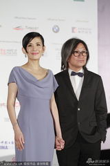 组图：陈可辛搂吴君如现身 君如侧身秀凹凸身材