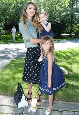 组图：阿尔芭看童装秀 女儿们学院风连衣裙抢镜