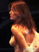 组图：超模史蒂芬妮逛内衣店 真空试衣豪乳毕现