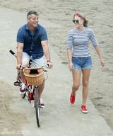 组图：《老友记》乔伊青春不再 骑情侣车浪漫消遣