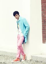 组图：何润东冬日写真粉裤蓝衣帅气十足