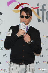 组图：容祖儿靓丽出席活动 郭富城自曝偶像