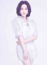 组图：张俪纯色写真秀无瑕美肌 空灵演绎白色恋人