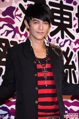 组图：汪东城生日会回忆纯爱 戴美瞳似漫画人物