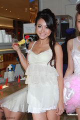 组图：黄榕与靓模玩雪糕涂胸 饱满双峰诱人垂涎