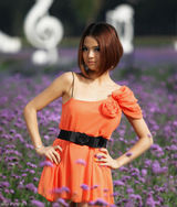 高清组图：锁曼丽置身薰衣草花园 演绎浪漫纯情风