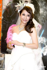 高清：萧亚轩化身纯美新娘 获赠10克拉钻石戒指