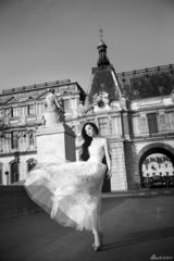 组图：吴佩慈受邀巴黎高定秀 蕾丝裙飘逸似仙子